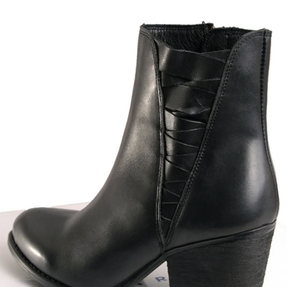 NIB Hardy Luxurious Black Leather Ankle Boot w/Block Heel - Picture 2 of 7